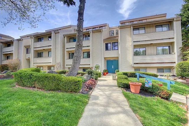 2205 Melrose Dr APT B photo 1