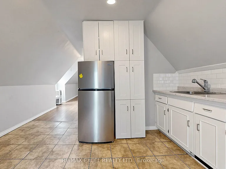 259 Victoria Ave N #3 — Photo 5