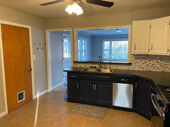 Kitchen with access to Family Room and Laundry Room / Garage. Includes a Dishwasher!