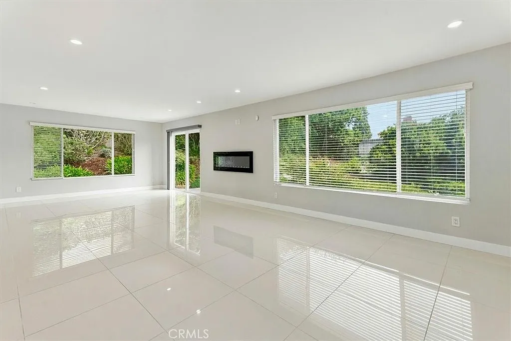 3 bed, 2052 sqft, $6,200 — Photo 3