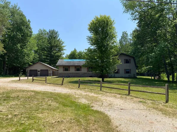 9388 N 5th St, Gladstone, MI 49837