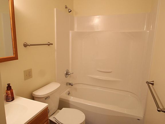 4th image of 708 Sylvan Dr S