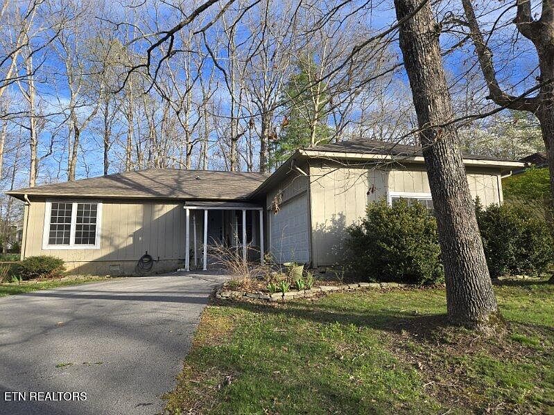 1st image of 124 Lakeshire Dr