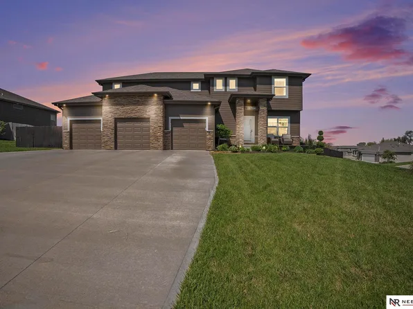 13704 S 50th St, Papillion, NE 68133