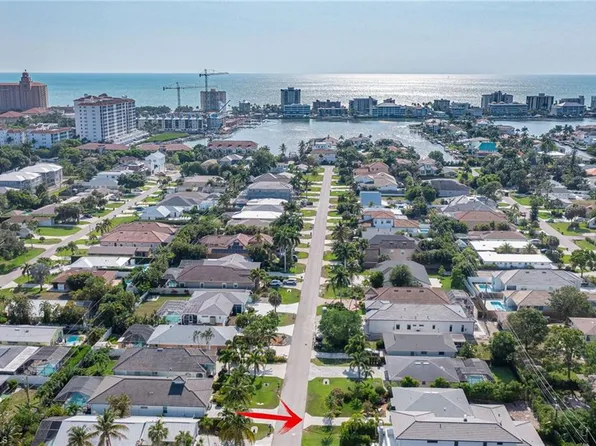 587 93rd AVE N, NAPLES, FL 34108