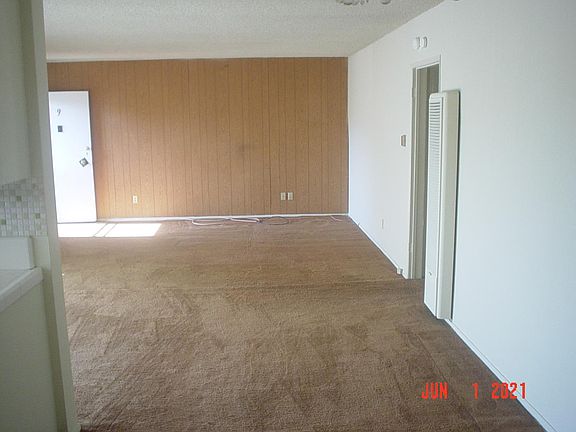Dining room facing Livingroom