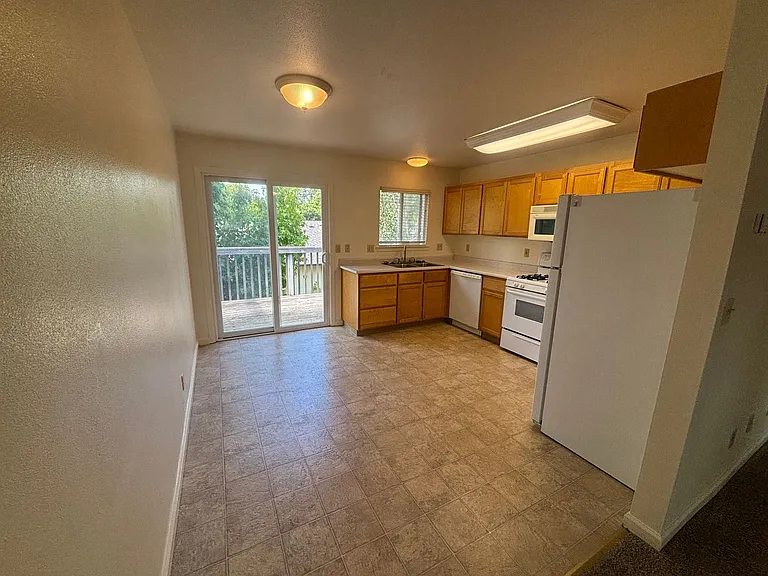 1461 Larissa Cir — Photo 8
