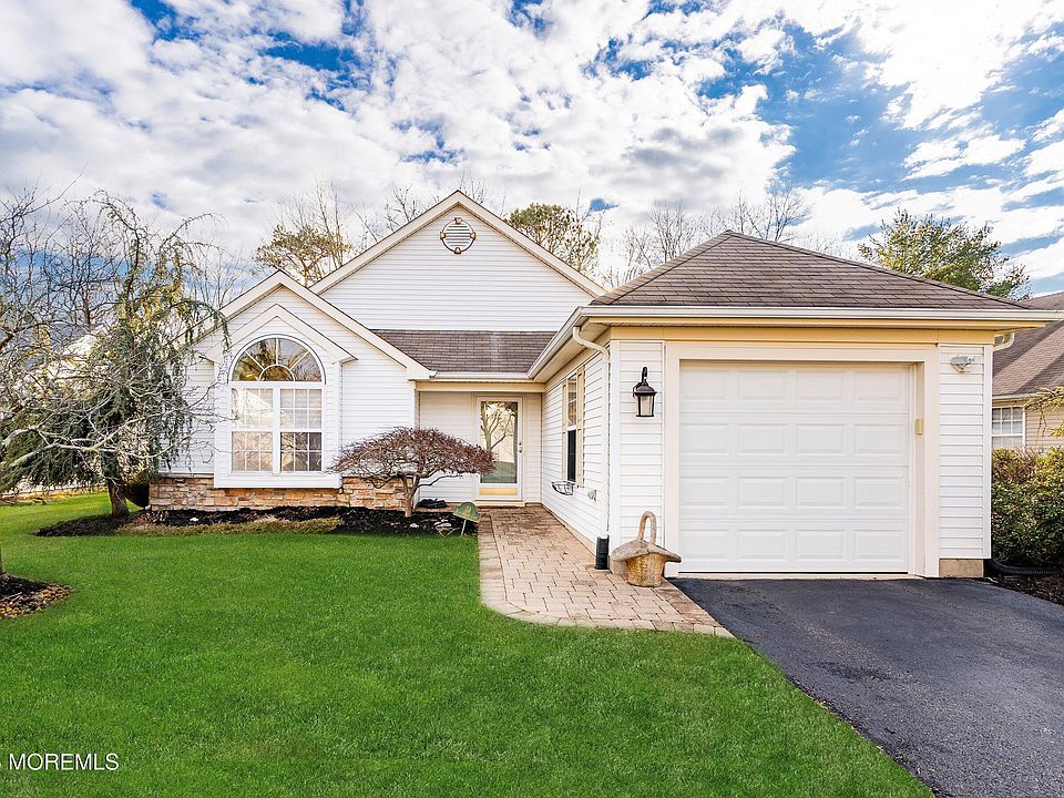 1st image of 23 Pine Hollow Lane