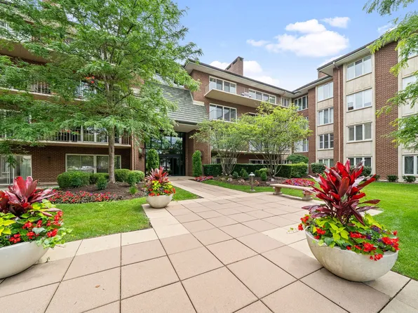 5 Oak Brook Club Dr APT N303, Oak Brook, IL 60523