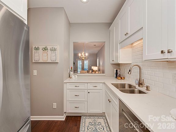 5th image of 301 Queens Rd APT 105