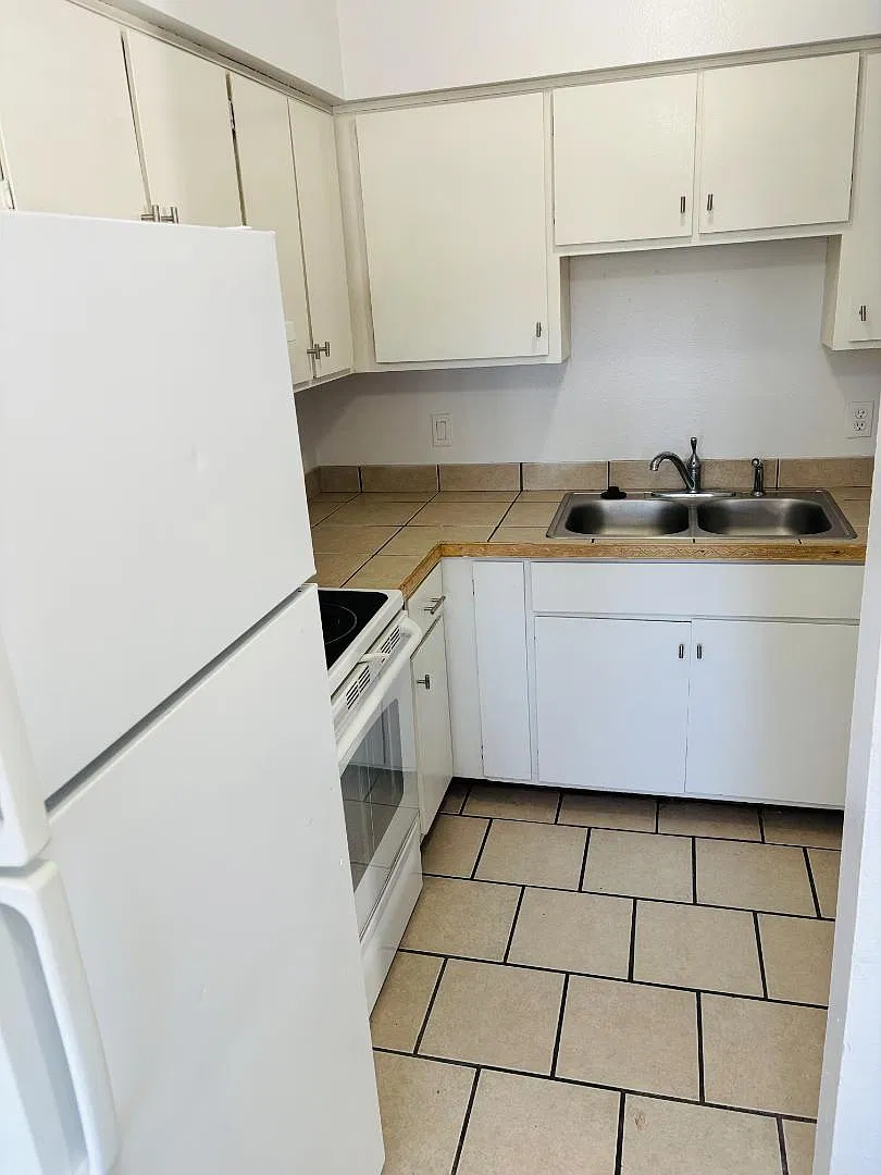 215 River View Dr - Apt. L — Photo 2