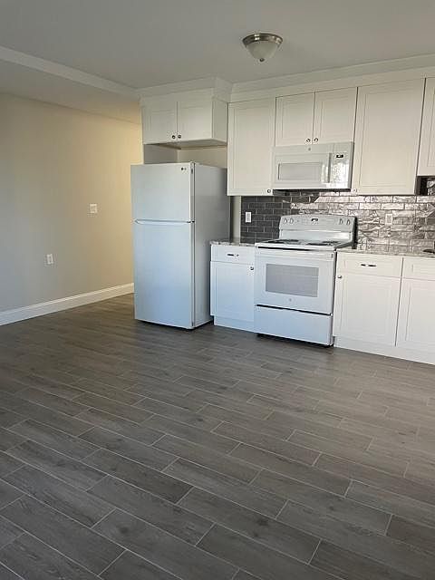 2nd image of 23 Barry St #2