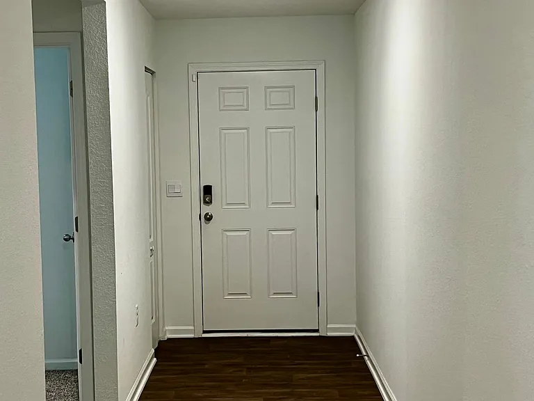 12687 Rubber Fig Ter — Photo 4