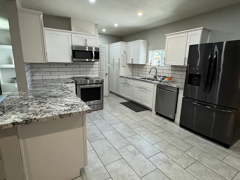 301 E Verde Ln — Photo 3