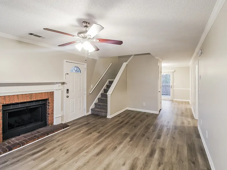 839 Ashley Ln — Photo 5