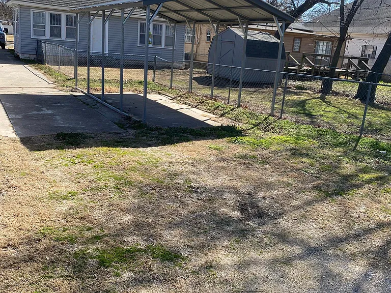 638 N Louisa Ave — Photo 2