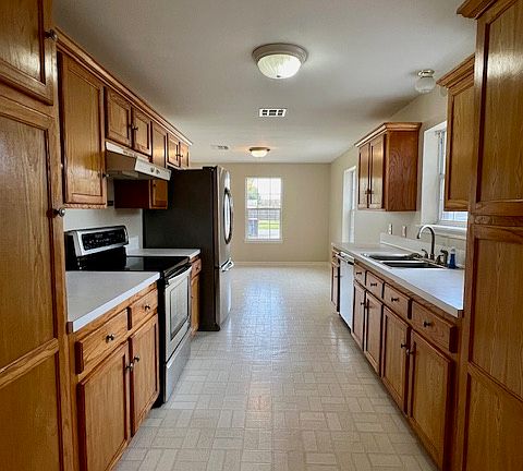 5th image of 205 Pine Valley Dr