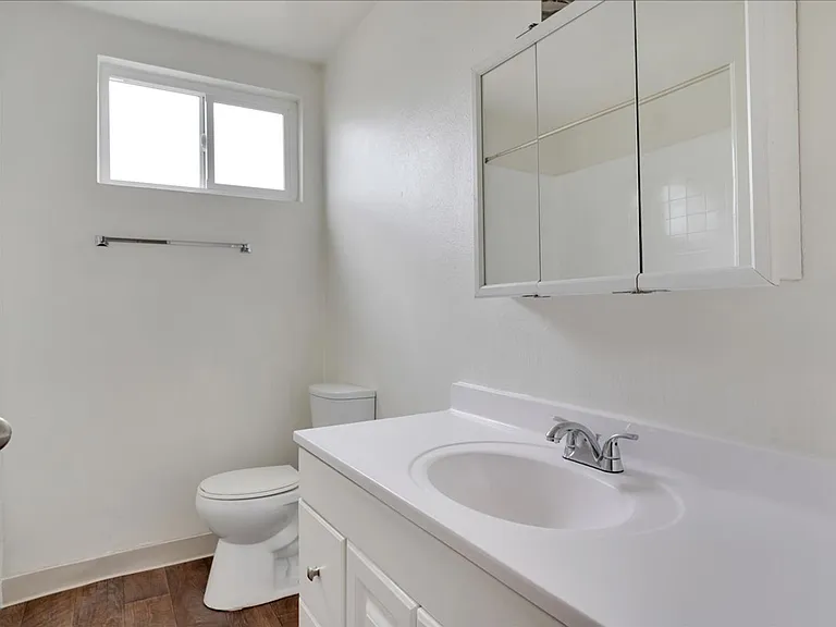 Melrose Place Apartments — Photo 24