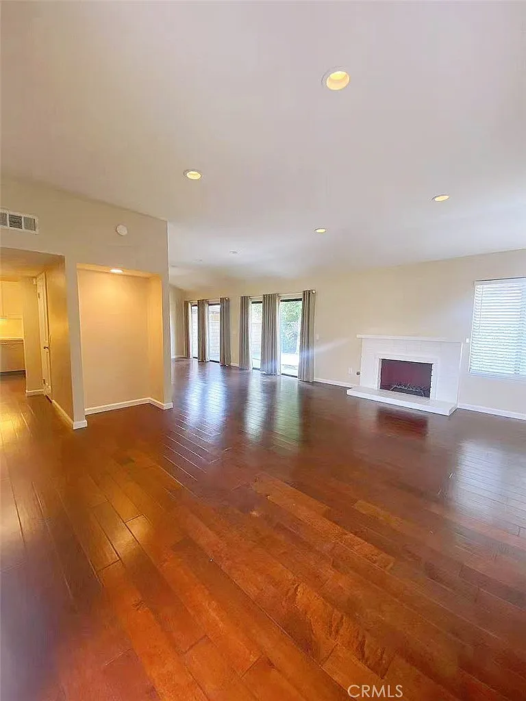 3 bed, 1637 sqft, $3,200 — Photo 1