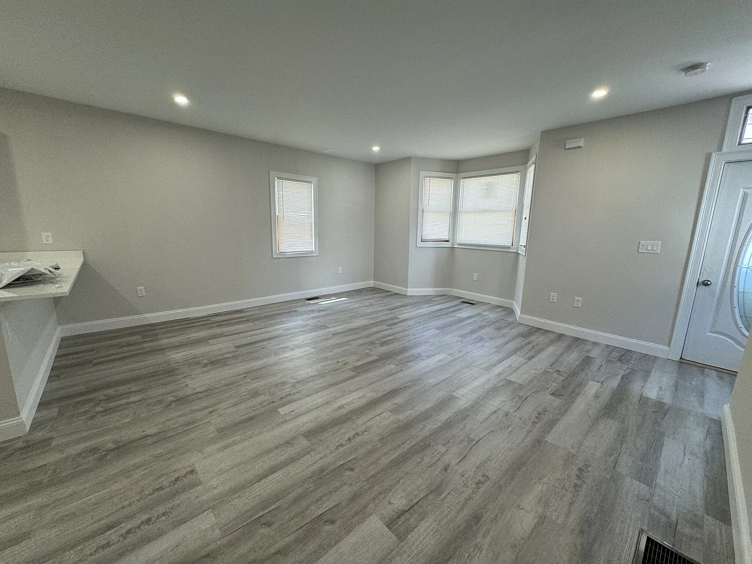 6 bed, $7,200 — Photo 4
