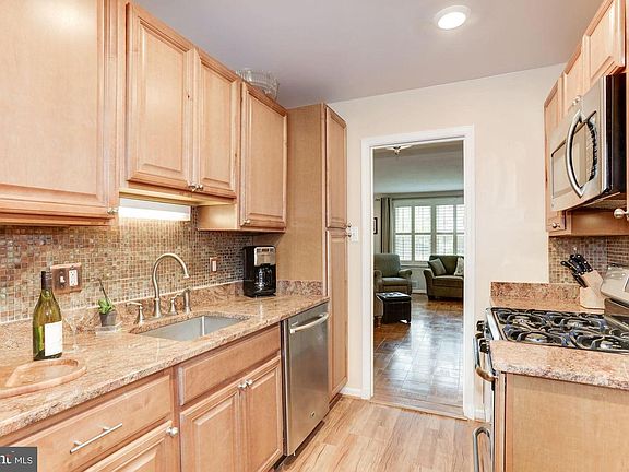 4th image of 627 Azalea Dr APT 2