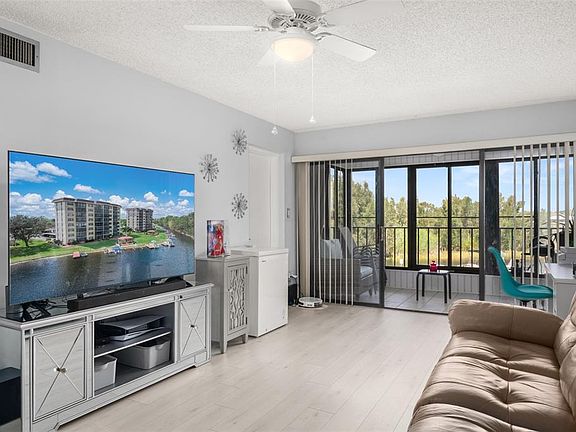 4th image of 117 COUNTRY CLUB DRIVE #204