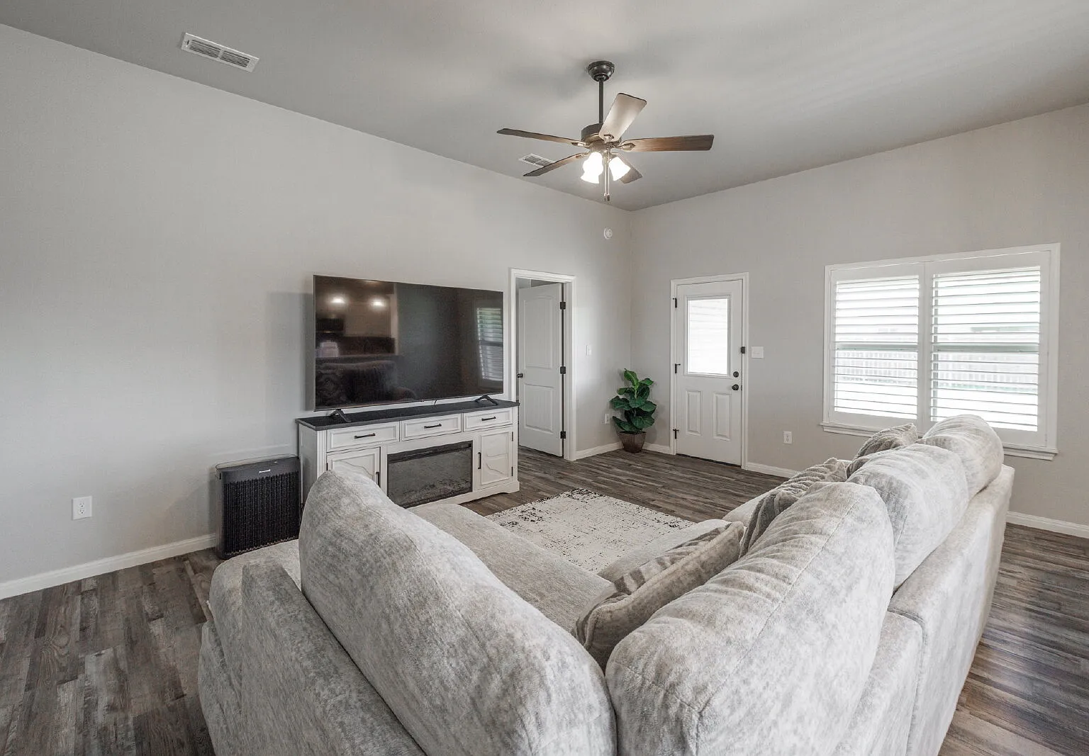 3 bed, 2.0 bath, 1270 sqft, $2,795 — Photo 2