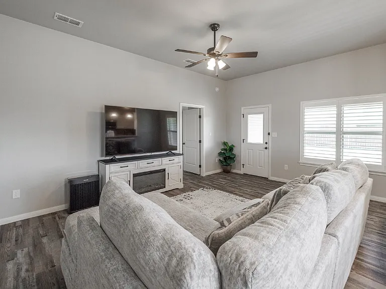 1839 Sweetwater Ln — Photo 2
