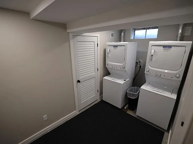 1534 N Woodburn Ave — Photo 16