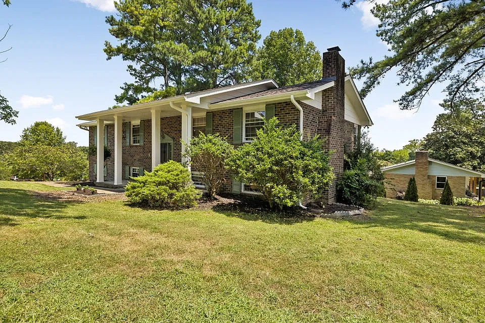 4 bed, 2494 sqft, $2,900 — Photo 4