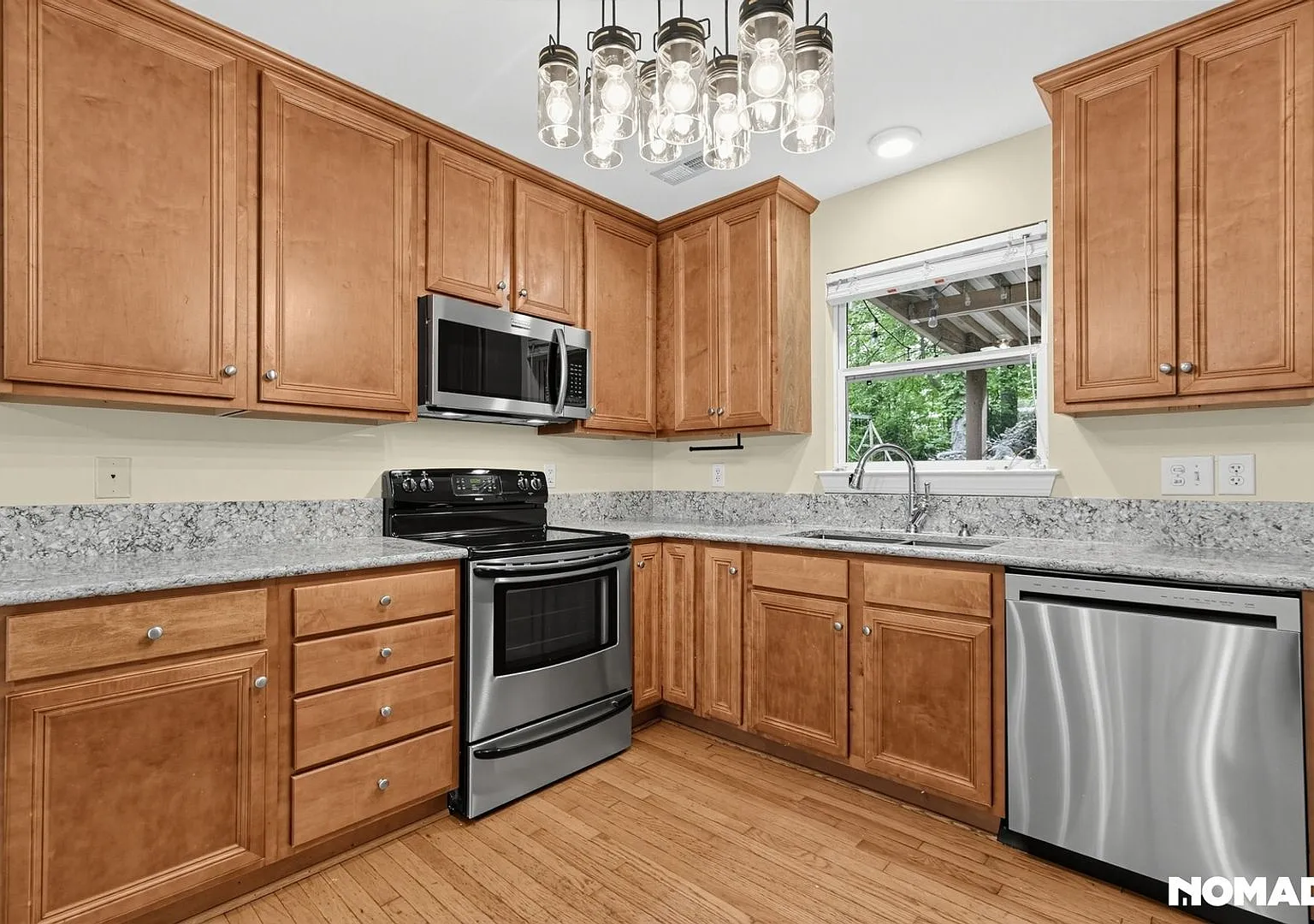 Charming 4BR House in Statesville with large lot — Photo 2