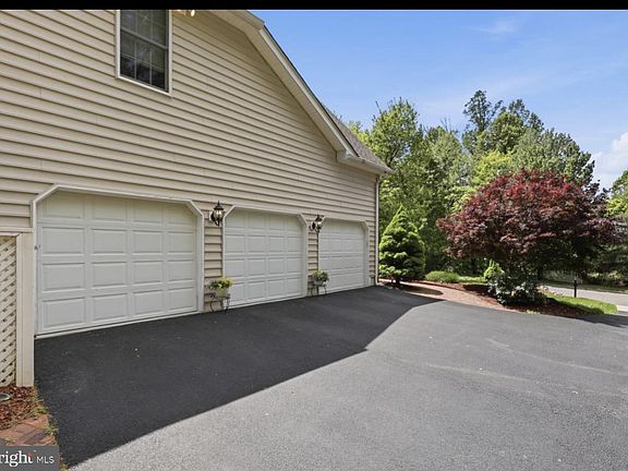 3rd image of 11514 Seneca Woods Ct