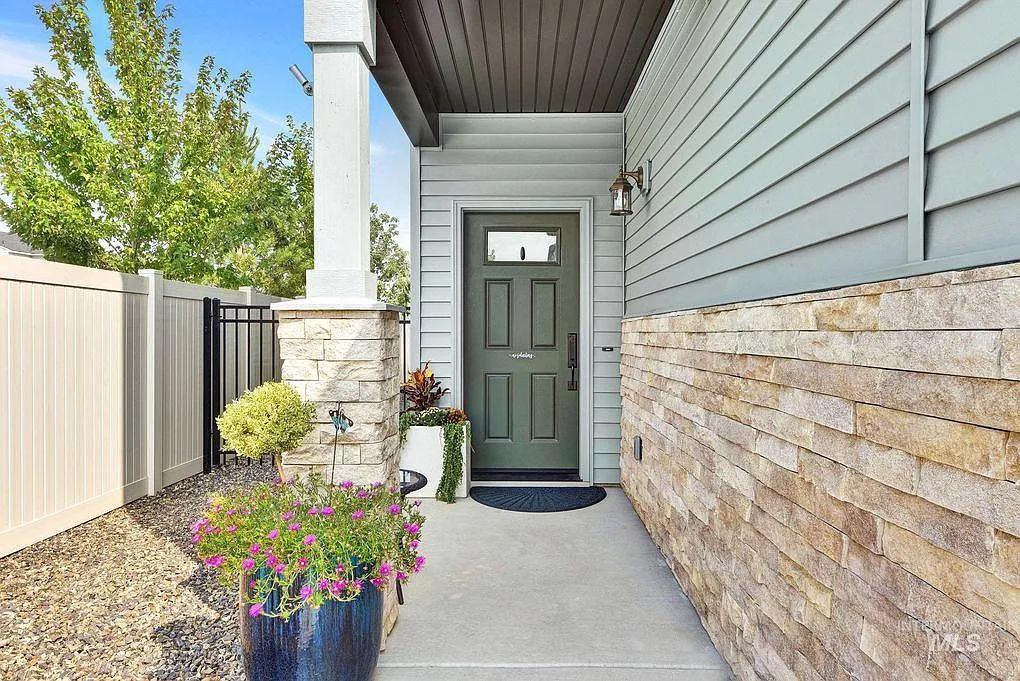 4 bed, 1962 sqft, $2,500 — Photo 2