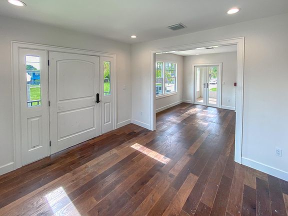 3rd image of 1225 N Sapodilla Ave