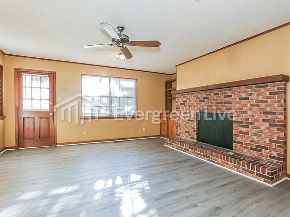 3rd image of 404 Green Oak Dr
