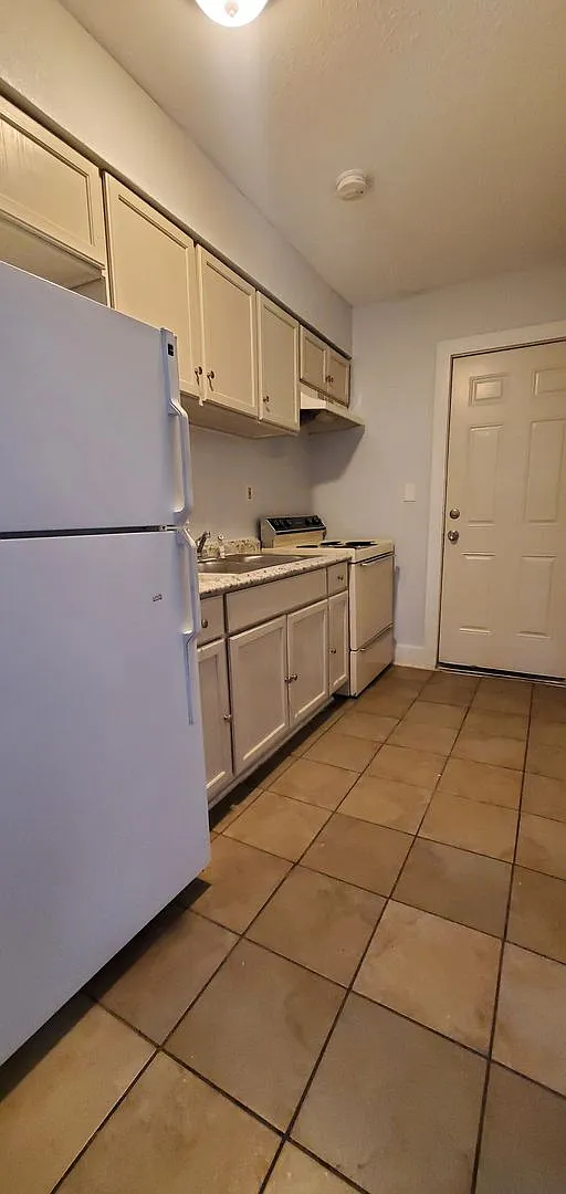 Benton Blvd 2-Bed — Photo 3