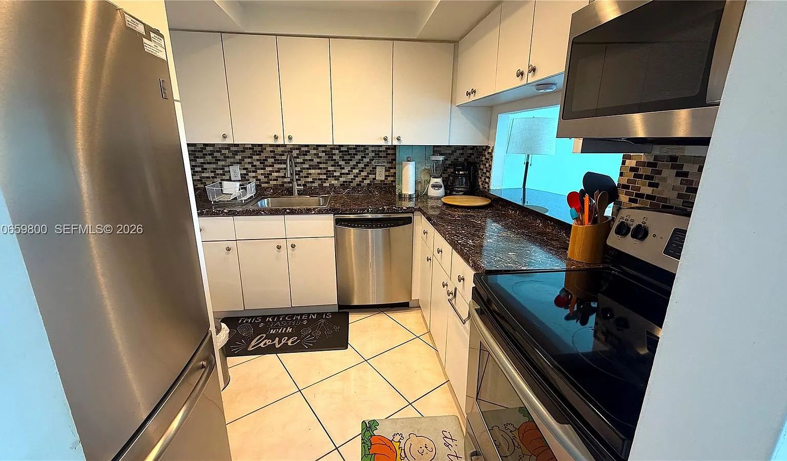 Alexander Towers Condo — Photo 2