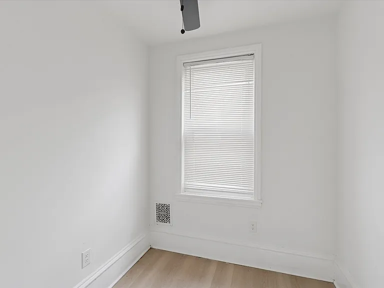 2054 W Glenwood Ave — Photo 13
