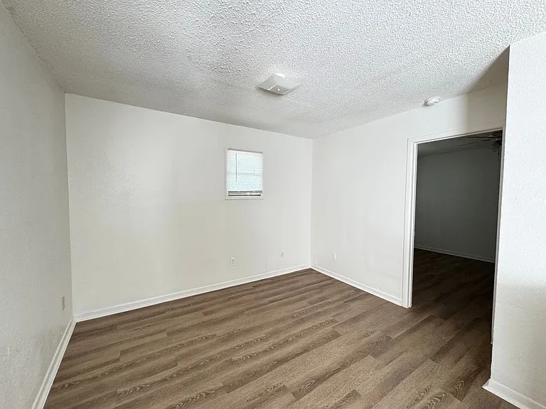 306 W Valley Rd — Photo 3