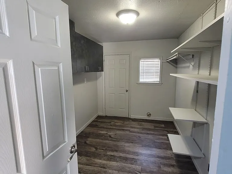 555 E Harmon Dr — Photo 2