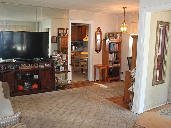 4th image of 2045 Emerson Ave