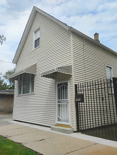 1910 W 61st St Photo 1