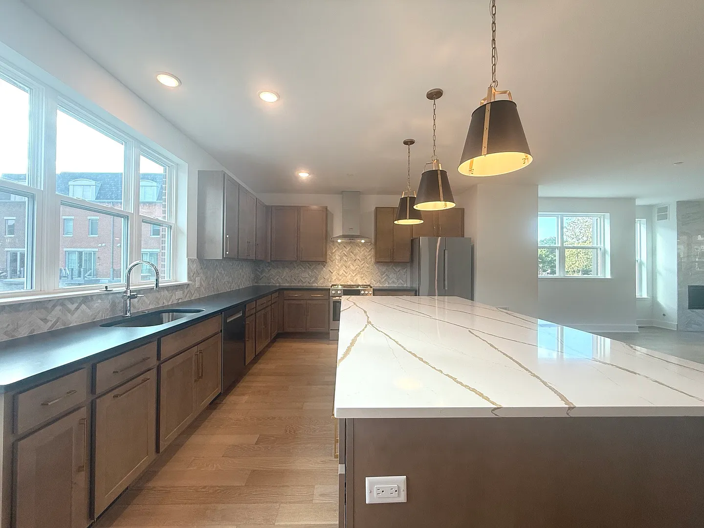 4 bed, 3.5 bath, 2320 sqft, $5,500 — Photo 3