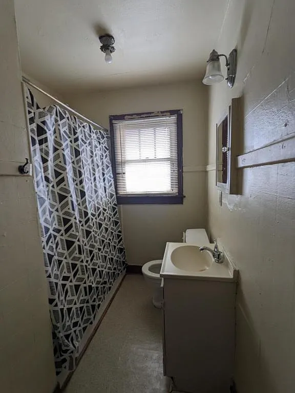 122 W Markland — Photo 3