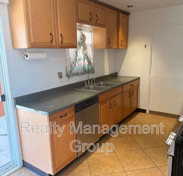 98 E Palomar St — Photo 7