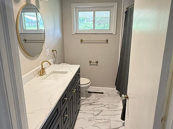 Bathroom Upstairs - full