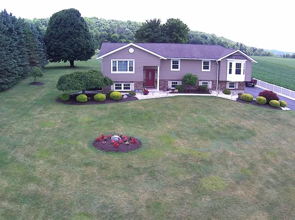 3549 Cedar Dr, Walnutport, PA 18088