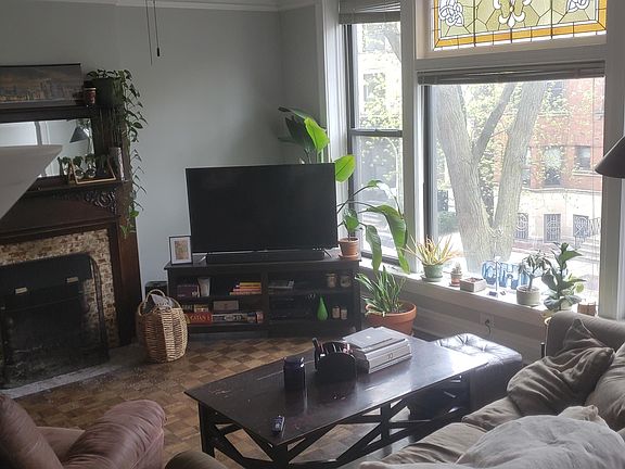 2nd image of 726-728 W Briar Pl #726-2