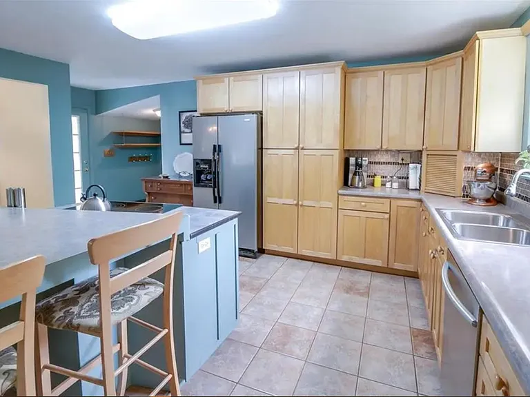 7050 Caroline Ave — Photo 13
