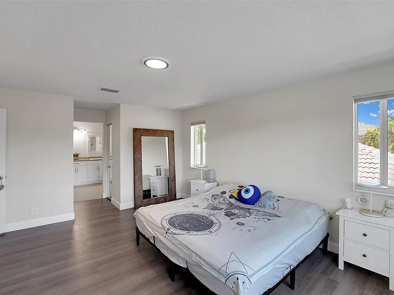 1070 Bluewood Ter — Photo 30